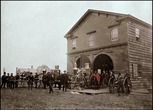 バラックの前でポーズをとる消防隊員、アレキサンドリア。バージニア州、アメリカ合衆国。1863.写真 作： Unknown photographer
