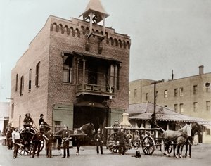バラックの外でポーズをとる消防隊員たち、ロサンゼルス。アメリカ、カリフォルニア州。1887.写真 作： Unknown photographer