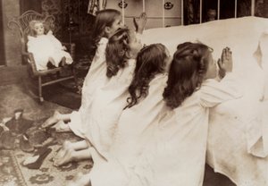 ベッドの脇にひざまずき、夕べの祈りをささげる4人の少女たち。 作： Unknown photographer