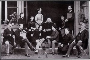 フランツ・リスト（1811-1886）は、ワイマールで、彼のお気に入りの弟子たちの輪の中にいました。 作： Unknown photographer