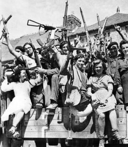 ノルマンディーの村を解放するフランス・パルチザンの狙撃手たち（1944年6月～7月）（モノクロ写真 作： 未知の写真家