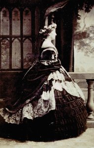 イブニングドレス姿のマンチェスター公爵夫人の全身像 作： Unknown photographer