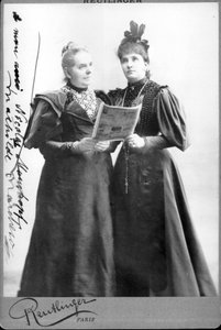 ドイツ人歌手マチルド・マルケージ（1821-1913）とオーストラリア人歌手ネリー（ネリー）・メルバ（1861-1931）。19世紀後半の写真 作： Unknown photographer