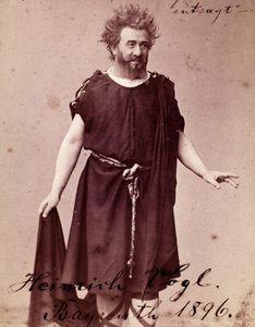 ドイツのテノール歌手ハインリッヒ・フォーグル（1845-1900）がバイロイトでリヒャルト・ワーグナーの「ジークフリート」のローゲ役を務めた。1896 作： Unknown photographer