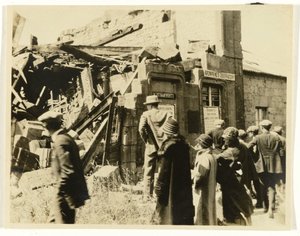 フランスのモンフォコンまたはその近くのクロンプリンツ天文台の遺跡にいるアメリカ人観光客のグループ 作： Unknown photographer