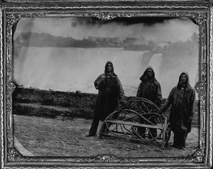 ナイアガラフォールズでの集団肖像画、1855年頃（全プレートアンブロティ） 作： Unknown photographer