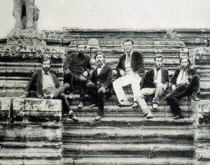 アンコールワットの階段にいるメコン川探検隊1866-1868年のメンバー（ガルニエ、ドゥダール、ラグレ）の集合写真。 作： Unknown photographer