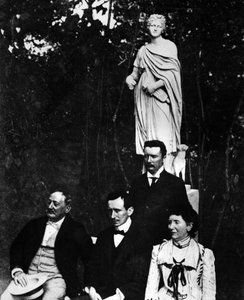グリエルモ・マルコーニ（1874-1937）は、イタリアの物理学者・発明家で、1897年にポンテッキオで両親と弟のアルフォンソと一緒に暮らしていた。