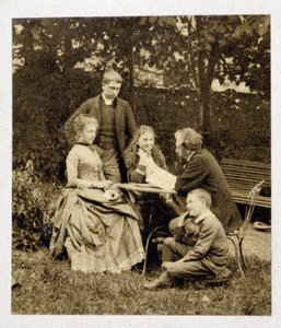 家族と一緒のギュスターヴ・エッフェル写真撮影 1882年 作： Unknown photographer