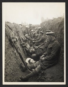 塹壕内のハイランド準州兵［フランス、ラ・ゴルグ］。1915年8月5日。 作： Unknown photographer