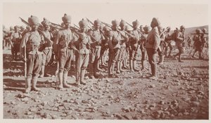 ワズィーリスターンでの作戦中にパレードするインド軍の兵士たち 作： Unknown photographer