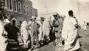イタロ・トルコ戦争、トリポリタニア、宮廷前の人々と兵士たち 作： Unknown photographer