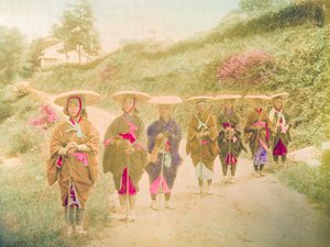 日本の女性たち田舎の道路に並ぶ7人の日本人女性。日本、1910年頃。 作： Unknown photographer