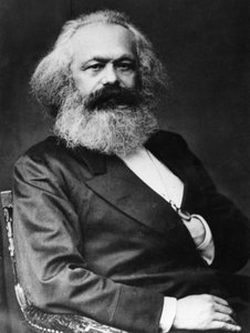 カール・マルクス（1818-1893）：ドイツの社会主義理論家、革命家 作： Unknown photographer