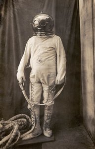 彼を火事から守るために潜水服を着た男 作： Unknown photographer