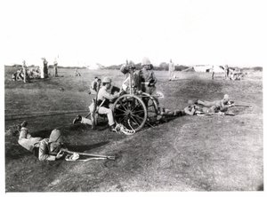 1890年頃、キングのメンバーであるガードナーガンによるヨークシャー軽歩兵の訓練 作： Unknown