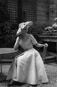 1948年のモード・ディオール：クリスチャン・ディオールの「ニュールック」ローブ（写真） 作： Unknown photographer