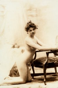 小さな肘掛け椅子の前にひざまずく若い女性のヌードポートレート。 作： Unknown photographer