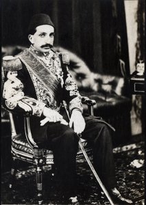 オスマン帝国のスルタン、アブドゥルハミド2世（1842-1918）の肖像（モノクロ写真 作： Unknown photographer