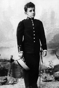 スペイン王アルフォンソ13世として知られるアルフォンス・レオン・フェルディナン・ド・ブルボン（1886-1941）の肖像。