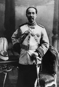 タイ国王ラーマ5世として知られるチュラロンコーン（1853-1919）の肖像（1868-1910）。 作： Unknown photographer