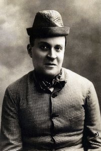 フランスの歌手であり、ミュージックホールのスターであったドラネム（1869-1935）の肖像。 作： Unknown photographer