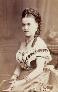 エディス・ウィンの肖像、1860年代頃（モノクロ写真） 作： Unknown photographer