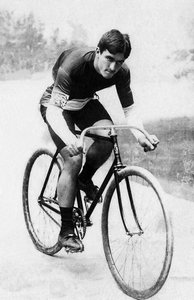 ピウ・ピウ（Piou-Piou）」の愛称で親しまれたフランスのサイクリスト、エドモンド・ジャクリン（1875-1928）のポートレート。 作： Unknown photographer