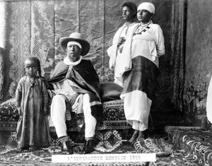 エチオピア皇帝メネリク2世（1844〜1913）とその家族の肖像。 作： Unknown photographer