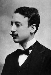 イタリアの作家・詩人でモンテネグロ公爵のガブリエーレ・ダンヌンツィオ（1863-1938）の肖像。 作： Unknown photographer