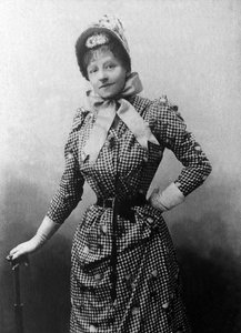 ジップの肖像（Sibylle Gabrielle Marie Antoinette Riquetti de Mirabeau, Countess of Martel de Janville）（1849-1932）は、フランスの小説家で、1883年の「Ce que femme veut」をはじめ、120冊以上の本を書いています。ミラボーの大いなる小姪です。写真撮影 作： Unknown photographer