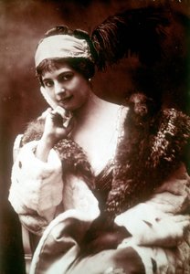 オランダのダンサーであり冒険家でもあったマタ・ハリ（1876-1917）の肖像 作： Unknown photographer