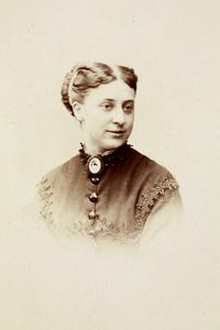 ミス・ダンロップの肖像、1860年代頃（モノクロ写真）