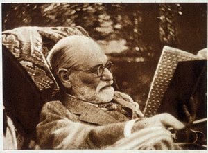 読書するジークムント・フロイトの肖像-1932年7月20日付「Vu」にて 作： 未知の写真家