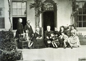 1866年、ガーンジー島に亡命したヴィクトル・ユーゴーの肖像。右手にはジュリエット・ドゥルエがいる。 作： Unknown photographer