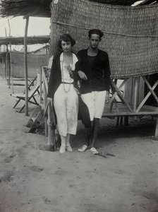 ビーチでのカップルのポートレート、ヴェルシリア島 作： Unknown photographer