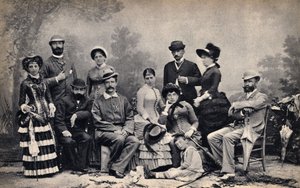 田舎の風景を前にした、写真家と家族のポートレート。写真、19世紀後半、パリColl.セルバ。 作： Unknown photographer
