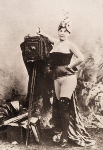 アンティーク・カメラに寄りかかる部分的にヌードの女性のポートレート。 作： Unknown photographer