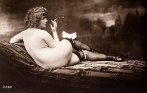 タバコを吸いながら、背中を向けて裸でポーズをとる若い女性の肖像画