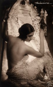 白いレースの布に包まれた若い女性の肖像 作： Unknown photographer