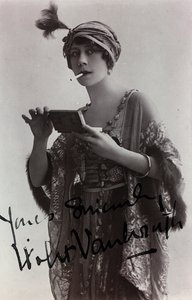 イギリスの女優ヴァイオレット・ヴァンブラのポートレート、ポストカード 作： Unknown photographer
