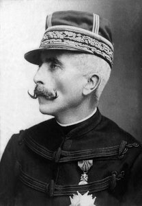 フランス軍の将軍、ガストン・アレクサンドル・オーギュスト・ドゥ・ガリフェ侯爵（1830-1909）の肖像。 作： Unknown photographer