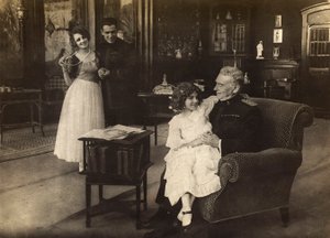 1918年の映画 "Spirale della morte "の撮影現場での女優セシル・トライアンの肖像。 作： Unknown photographer