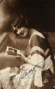 1918年の映画 "Spirale della morte "の撮影現場での女優セシル・トライアンの肖像。 作： Unknown photographer