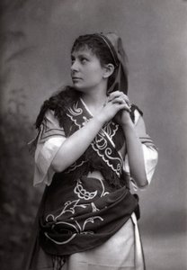 1881年にシャルル・グノーが作曲した「ザモラの貢ぎ物」に出演したソプラノ歌手、エリザベート・ジャンヴィエの肖像。 作： Unknown photographer