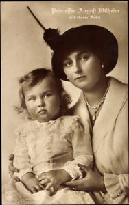 アウグスト・ヴィルヘルム王女と息子、NPG 5003 作： Unknown photographer