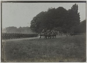 7月14日のレヴュー、サン・シール校のパレード、パリ、1900年頃（モノクロ写真） 作： 未知の写真家