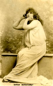 1896年、アイルランドのアビー劇場にて、タイトルロールの「イゼイ」を演じるサラ・ベルナール（絵葉書） 作： Unknown photographer