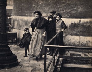 パリで追放された家族の風景。写真、19世紀後半、パリColl.セルバ。 作： Unknown photographer