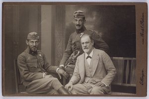 軍服を着たジークムント・フロイトと息子のエルンスト、マルティン、1916年頃（モノクロ写真） 作： 未知の写真家